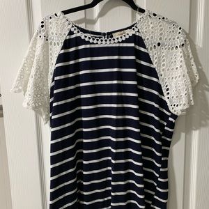 Blouse with lace sleeves